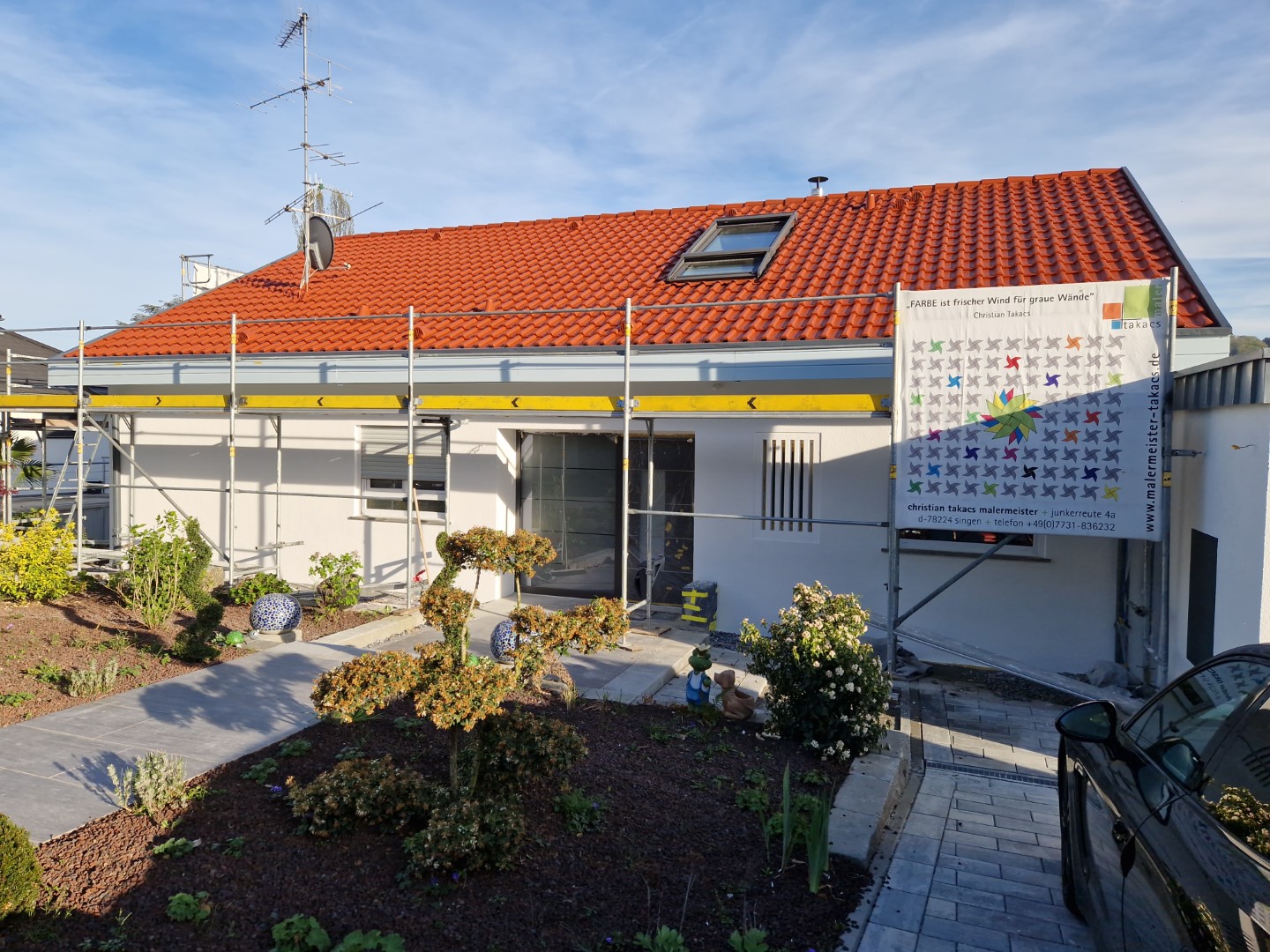 Saniertes Wohnhaus mit frischer Dachbeschichtung und gepflegtem Vorgarten